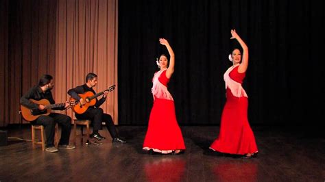 Entre Dos Aguas: A Captivating Flamenco Journey Through Passionate Rhythms and Soulful Guitar Work